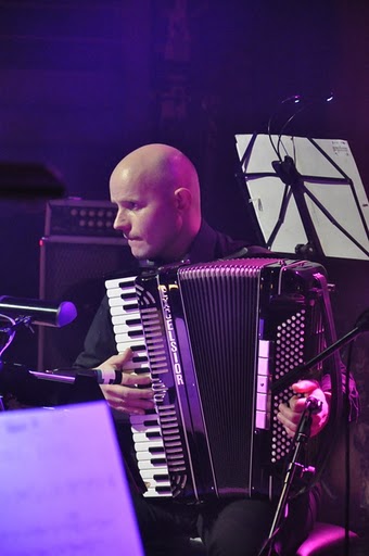Koncert Niepodległości 2010. Akordeonista Marcin Janiszewski (fot.Paweł Rzeńca)