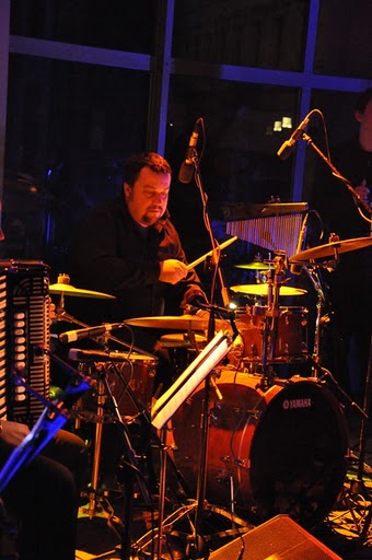 Koncert Niepodległości 2010. Perkusista Przemysław Bembeneq Kuczyński (fot.Paweł Rzeńca)