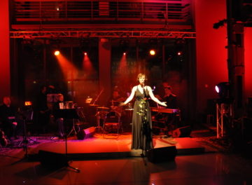 Koncert Niepodległosci 2010. Ola Turkiewicz Ola Turkiewicz w utworze „Rota”. II Koncert Niepodległości „Gaude, Mater Polonia”. Muzeum Powstania Warszawskiego 11.11.2010. Fot. Paweł Rzeńca